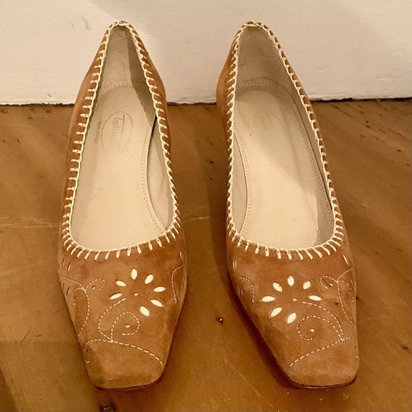 TALBOTS Western Boho Square Toe Tan Floral Embroider Heel Pumps Sz 5.5 Italy EUC - Picture 1 of 8